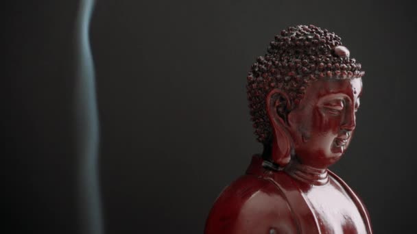 Buddha szobor tömjénnel. Istenség és a buddhizmus szimbólumai. A buddhizmus gyakorlata és szimbólumai. Ázsia spirituális élete — Stock videók