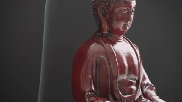 Estátua de Buda com incenso. Deidade e símbolos do budismo. A prática do budismo e seus símbolos. Vida espiritual da Ásia — Vídeo de Stock