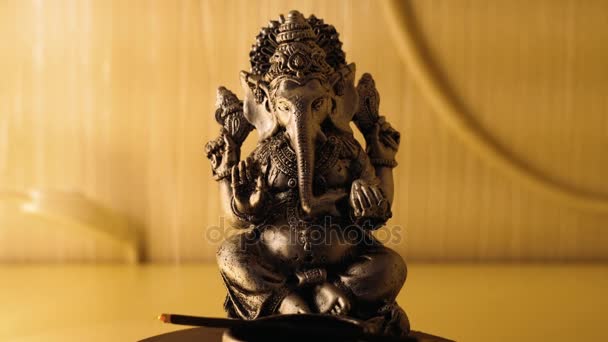 Лорд Ганеша и индуизм. Божество Ганеша с благовониями. Ганеша как символ индуизма, Бога мудрости и процветания — стоковое видео