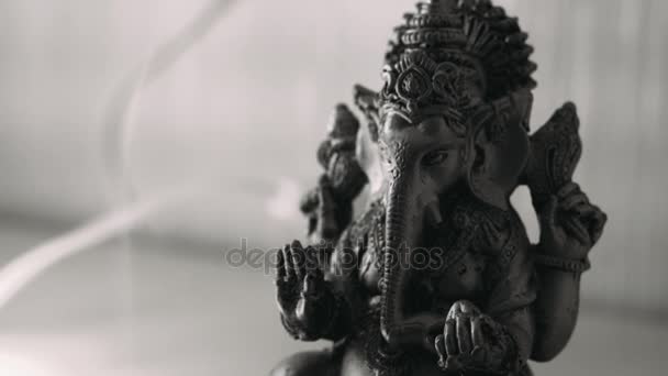 Лорд Ганеша и индуизм. Божество Ганеша с благовониями. Ганеша как символ индуизма, Бога мудрости и процветания — стоковое видео