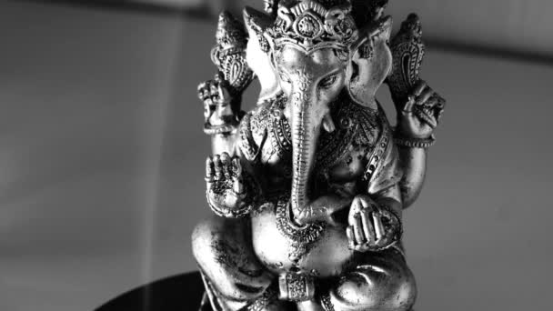 Lord Ganesha y el hinduismo. Deidad Ganesha con incienso. Ganesha como símbolo del hinduismo, el Dios de la sabiduría y la prosperidad — Vídeos de Stock