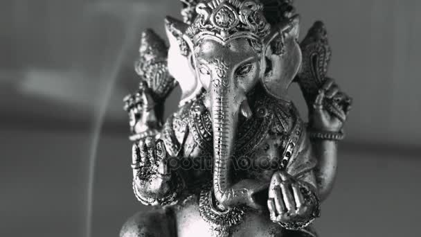 Lord Ganesha och Hinduism. Gudom Ganesha med rökelse. Ganesha som en symbol för Hinduism, Gud visdom och välstånd — Stockvideo