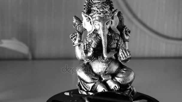 Lord Ganesha y el hinduismo. Deidad Ganesha con incienso. Ganesha como símbolo del hinduismo, el Dios de la sabiduría y la prosperidad — Vídeos de Stock