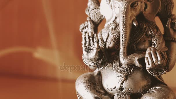 Lord Ganesha und Hinduismus. Gottheit Ganesha mit Weihrauch. Ganesha als Symbol des Hinduismus, des Gottes der Weisheit und des Wohlstands — Stockvideo