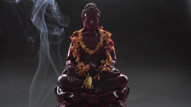 Tütsü Buda heykeli. Tanrı ve sembolleri Budizm. Budizm ve sembolleri pratiği. Asya'nın manevi yaşam