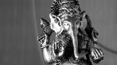 Lord Ganesha ve Hinduizm. Tanrı Ganesha tütsü ile. Ganesha Hinduizm, bilgelik ve refah tanrısı bir sembolü olarak