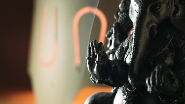 Lorde Ganesha e Hinduísmo. Deidade Ganesha com incenso. Ganesha como um símbolo do hinduísmo, o Deus da sabedoria e prosperidade — Vídeo de Stock