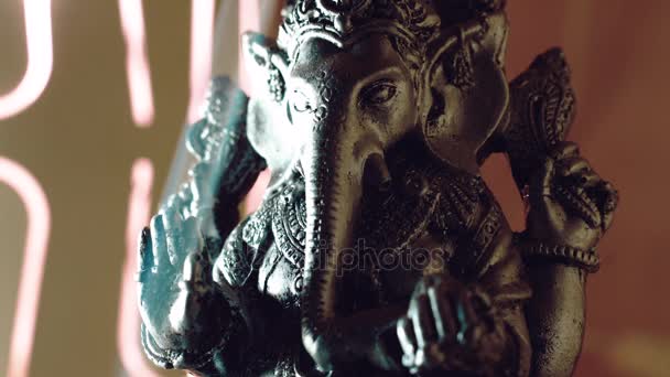 Lord Ganesha en het hindoeïsme. Godheid Ganesha met wierook. Ganesha als een symbool van het hindoeïsme, de God van de wijsheid en de welvaart — Stockvideo