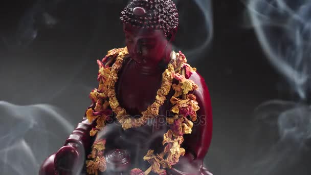Άγαλμα του Βούδα με θυμίαμα. Θεότητα και σύμβολα του βουδισμού. Η πρακτική του βουδισμού και τα σύμβολά της. Πνευματική ζωή της Ασίας — Αρχείο Βίντεο