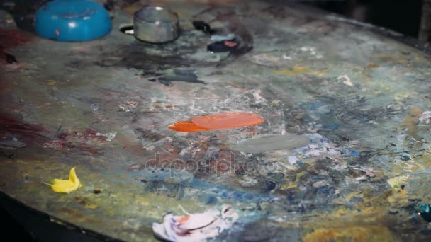 Malování s olejovými barvami s paletou. Detail olejové barvy na paletě. Proces tvorby olejomalba — Stock video