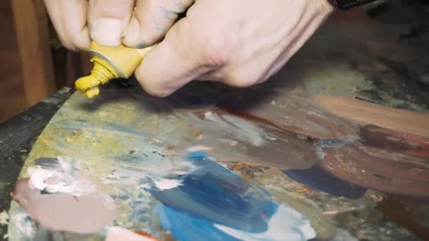 Exprimiendo pintura al óleo en la paleta. Pintura con pinturas al óleo — Vídeos de Stock