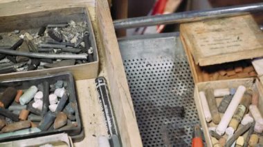 sanatsal kömürlerin sanatçının Studio bir kutuda. Zaman resim sanat özniteliği.