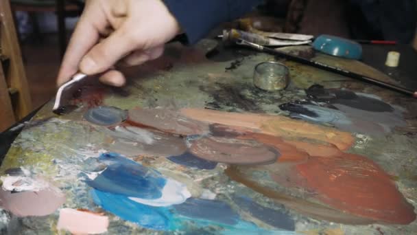 Travailler avec un couteau à palette lors de la peinture à l'huile. Palette couteau et peinture à l'huile . — Video