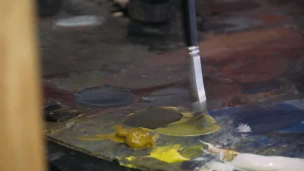 Arbetande med en palettkniv när du målar med olja. Palettkniv och oljemålning. — Stockvideo