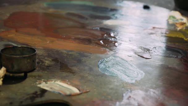 Travailler avec un couteau à palette lors de la peinture à l'huile. Palette couteau et peinture à l'huile . — Video