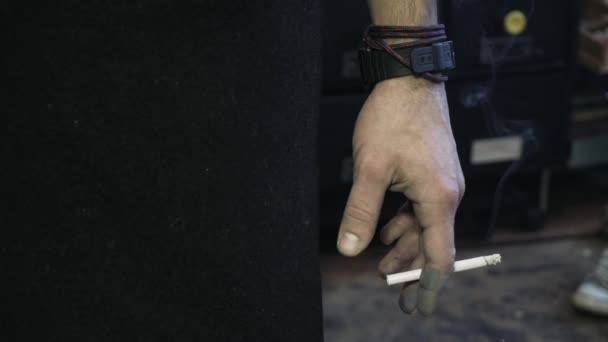 Αχνιστός τσιγάρο στο χέρι. Δημιουργικότητα και το κάπνισμα τσιγάρων στη διαδικασία. Μακροεντολή βίντεο από ένα κάπνισμα τσιγάρο στο χέρι — Αρχείο Βίντεο
