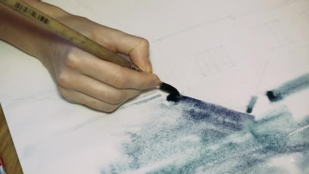 Het meisje trekt een palet van aquarel verven. Het proces van het creëren van een aquarel. Aquarel en creativiteit — Stockvideo