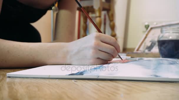 Das Mädchen zeichnet eine Palette von Aquarellfarben. der Prozess der Schaffung eines Aquarellgemäldes. Aquarell und Kreativität — Stockvideo