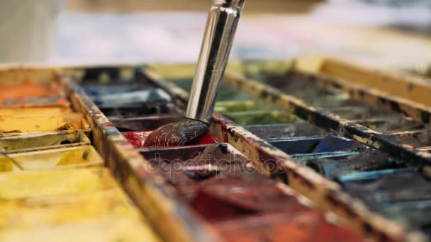 Das Mädchen zeichnet eine Palette von Aquarellfarben. der Prozess der Schaffung eines Aquarellgemäldes. Aquarell und Kreativität — Stockvideo