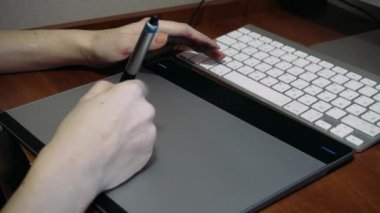 Kız Illustrator grafik tablet ile çalışma. Tablet üzerinde grafik çizimler oluşturma işlemi. Yaratıcılık ve teknoloji