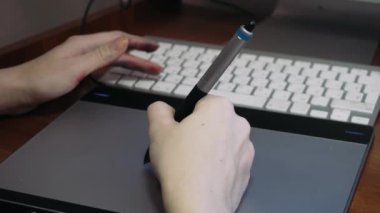 Kız Illustrator grafik tablet ile çalışma. Tablet üzerinde grafik çizimler oluşturma işlemi. Yaratıcılık ve teknoloji