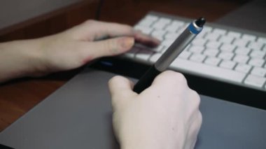 Kız Illustrator grafik tablet ile çalışma. Tablet üzerinde grafik çizimler oluşturma işlemi. Yaratıcılık ve teknoloji