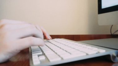 sanatçının el üstünde belgili tanımlık klavye yazdırın. Sanatçının elle klavyede yazarak boya kaplı. Yaratıcı Kişilik ve Internet