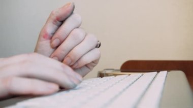 sanatçının el üstünde belgili tanımlık klavye yazdırın. Sanatçının elle klavyede yazarak boya kaplı. Yaratıcı Kişilik ve Internet