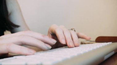 sanatçının el üstünde belgili tanımlık klavye yazdırın. Sanatçının elle klavyede yazarak boya kaplı. Yaratıcı Kişilik ve Internet