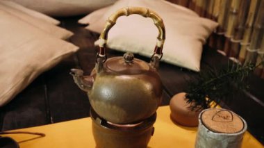 Dökme çay kepçe yardımıyla. Çay töreni. Tang Hanedanı tarzında çay gibi demleyin. Çin çay orijinal yöntemi bira aşamalı bir tören. 