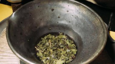 demlenmiş çay yaprakları çay töreni sırasında. Tang Hanedanı tarzında çay gibi demleyin. Çin çay orijinal yöntemi bira aşamalı bir tören. 