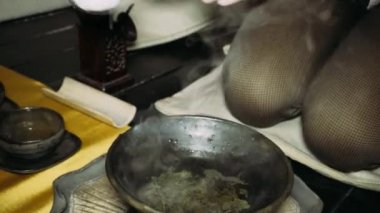 Dökme çay kepçe yardımıyla. Çay töreni. Tang Hanedanı tarzında çay gibi demleyin. Çin çay orijinal yöntemi bira aşamalı bir tören. 