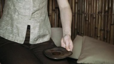  Konuk çay kase elinde. Çay töreni. Tang Hanedanı tarzında çay gibi demleyin. Çin çay orijinal yöntemi bira aşamalı bir tören. 