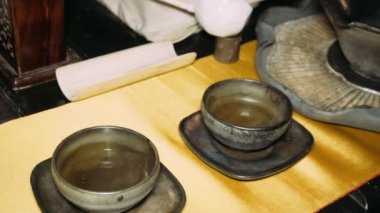 Dökme çay kepçe yardımıyla. Çay töreni. Tang Hanedanı tarzında çay gibi demleyin. Çin çay orijinal yöntemi bira aşamalı bir tören. 