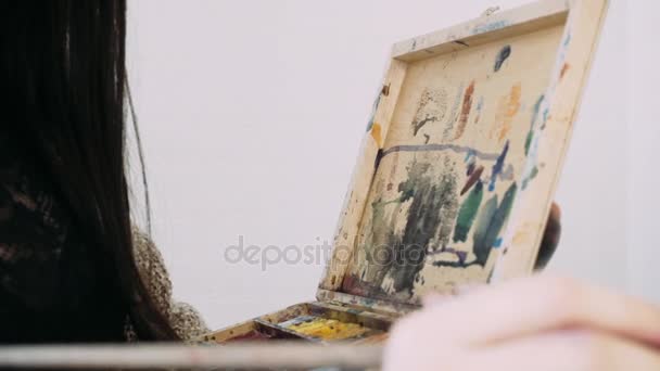 A menina desenha uma paleta de pinturas a aquarela. O processo de criação de uma pintura aquarela. Aquarela e criatividade — Vídeo de Stock