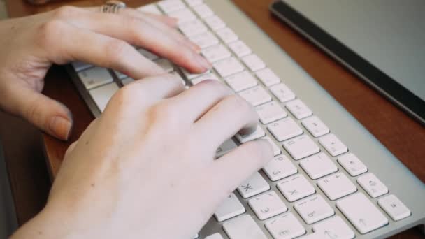 Drucken Sie die Hand des Künstlers auf die Tastatur. mit Farbe überzogen, indem der Künstler mit der Hand auf die Tastatur tippt. die kreative Persönlichkeit und das Internet — Stockvideo