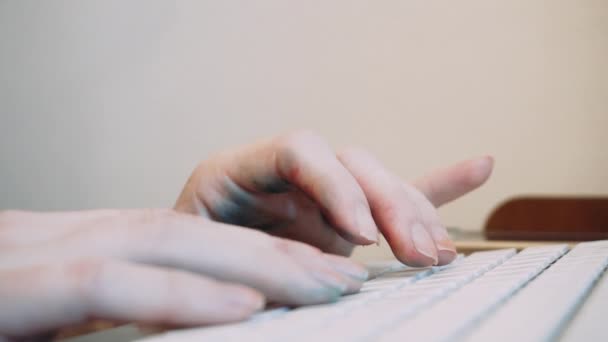 Imprimir la mano del artista en el teclado. Cubierto de pintura por la mano del artista escribiendo en el teclado. La personalidad creativa y el Internet — Vídeos de Stock