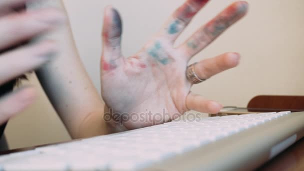 アーティストの手をキーボードに印刷します。キーボードで入力するアーティストの手によるペイントで覆われています。創造的な性格とインターネット — ストック動画