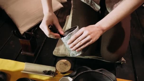 Tea ceremony. Brewing tea in the style of the Tang dynasty. A staged ceremony of brewing Chinese tea the original method. — Stock Video