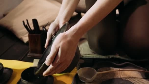 Verser le thé avec l'aide de ladle.Tea cérémonie. Brassage du thé dans le style de la dynastie Tang. Une cérémonie de brassage du thé chinois la méthode originale . — Video