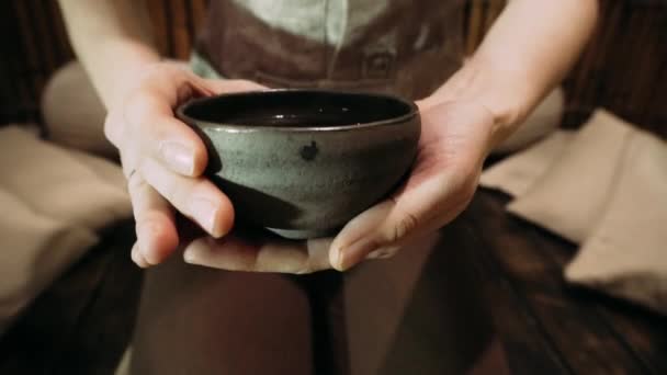 Tea ceremony. Brewing tea in the style of the Tang dynasty. A staged ceremony of brewing Chinese tea the original method. — Stock Video