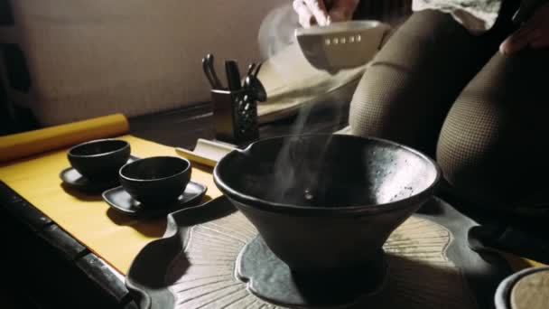 Derramando chá com a ajuda de ladle.Tea cerimônia. A preparar chá no estilo da dinastia Tang. Uma cerimônia encenada de cerveja chá chinês o método original . — Vídeo de Stock