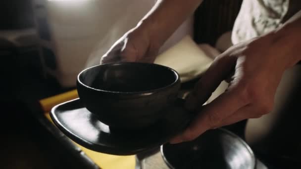 Thee pot in de handen van de gast. Thee ceremonie. Het brouwen van thee in de stijl van de Tang-dynastie. Een gefaseerde ceremonie van de Chinese thee de originele methode brouwen. — Stockvideo