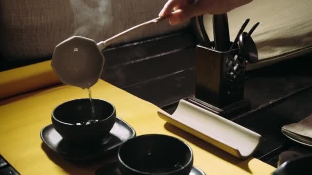 Hälla te med hjälp av slev. Teceremonin. Brygga te i stil av Tangdynastin. En stegvis ceremoni att brygga kinesiskt te den ursprungliga metoden. — Stockvideo