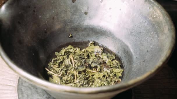 Las hojas de té elaboradas durante la ceremonia del té. Elaboración del té al estilo de la dinastía Tang. Una ceremonia escenificada de elaboración de té chino el método original . — Vídeos de Stock