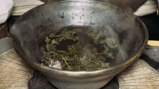 Le foglie di tè prodotte durante la cerimonia del te.Brewing tè nello stile della dinastia Tang. Una cerimonia messa in scena di birra tè cinese il metodo originale . — Video Stock