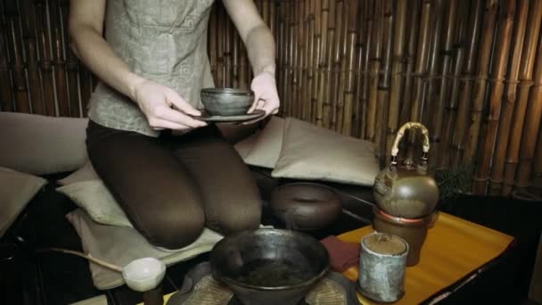 Bol de thé dans les mains de l'invité. cérémonie du thé. Brassage du thé dans le style de la dynastie Tang. Une cérémonie de brassage du thé chinois la méthode originale . — Video