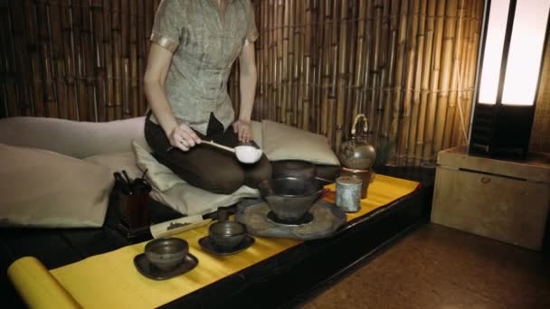 Gießen von Tee mit Hilfe von Pfanne. Teezeremonie. Tee brauen im Stil der Tang-Dynastie. eine inszenierte Zeremonie des Aufbrauens chinesischen Tees die ursprüngliche Methode. — Stockvideo
