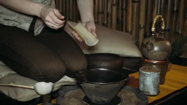 Чайная церемония Пивоварение чай в стиле династии Тан. Инсценированная церемония заваривания китайского чая оригинальный метод . — стоковое видео