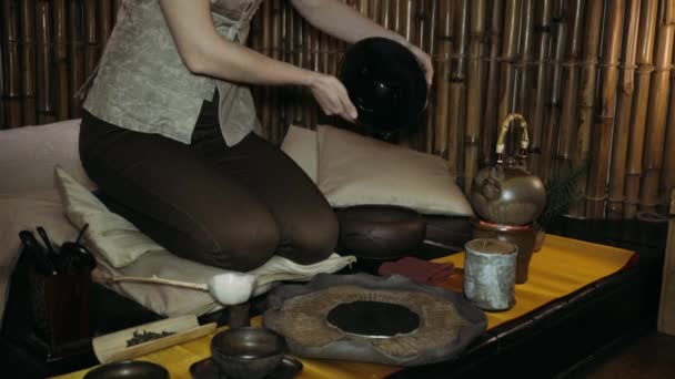 Teezeremonie. Tee brauen im Stil der Tang-Dynastie. eine inszenierte Zeremonie des Aufbrauens chinesischen Tees die ursprüngliche Methode. — Stockvideo